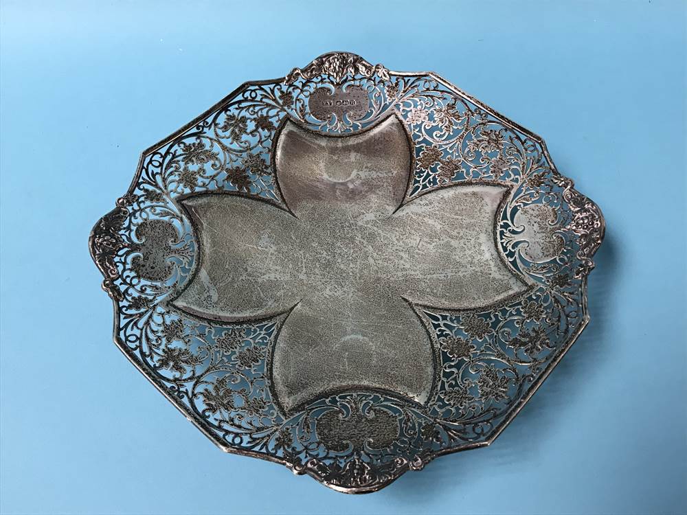 A silver grape dish, Viners, Sheffield, 1925, 16.8oz - Image 2 of 3