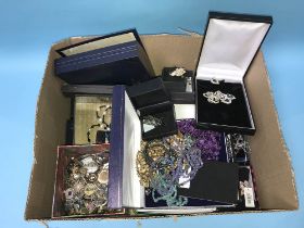 Quantity of costume jewellery