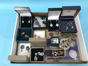 Tray of assorted including costume jewellery, cap and shoulder badges etc.