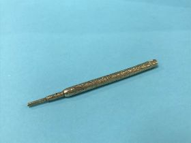 A 9ct gold propelling pencil