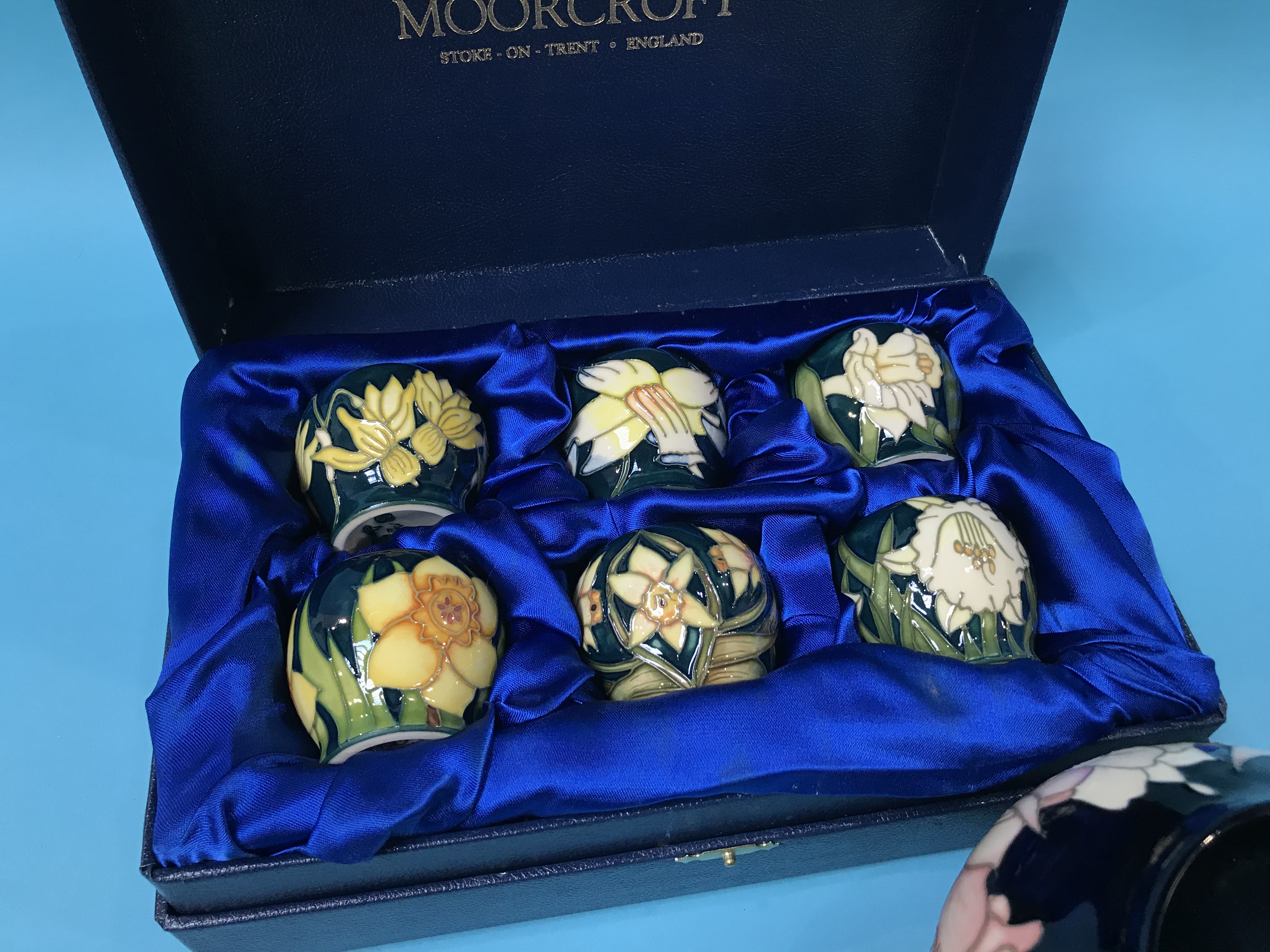 A small modern Moorcroft vase and a boxed set of six miniature Moorcroft vases - Image 2 of 5