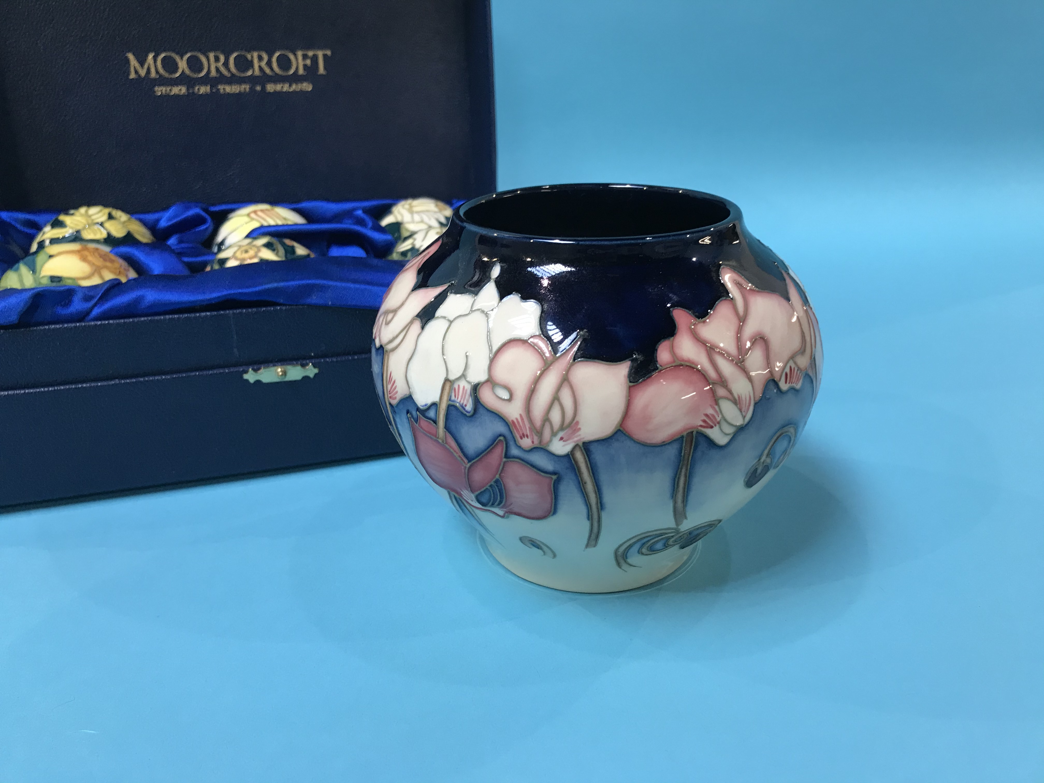 A small modern Moorcroft vase and a boxed set of six miniature Moorcroft vases - Image 3 of 5