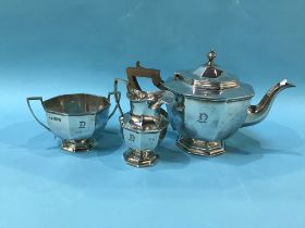 A silver three piece tea set, Thomas Bradbury and Sons, London, 1909, 28oz