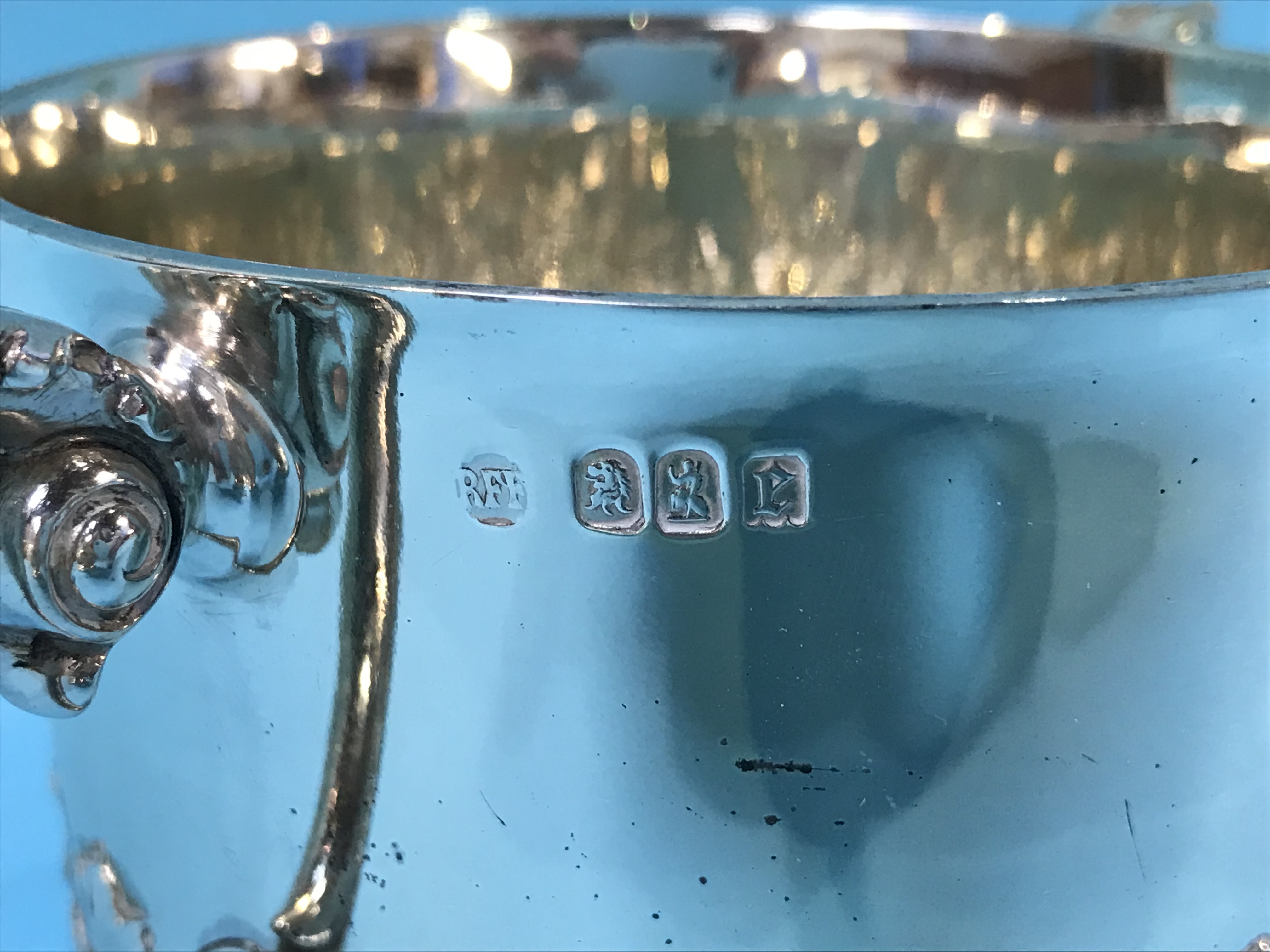 A Britannia silver lidded cup/porringer, Robert Frederick Fox, London, 13oz - Image 4 of 4