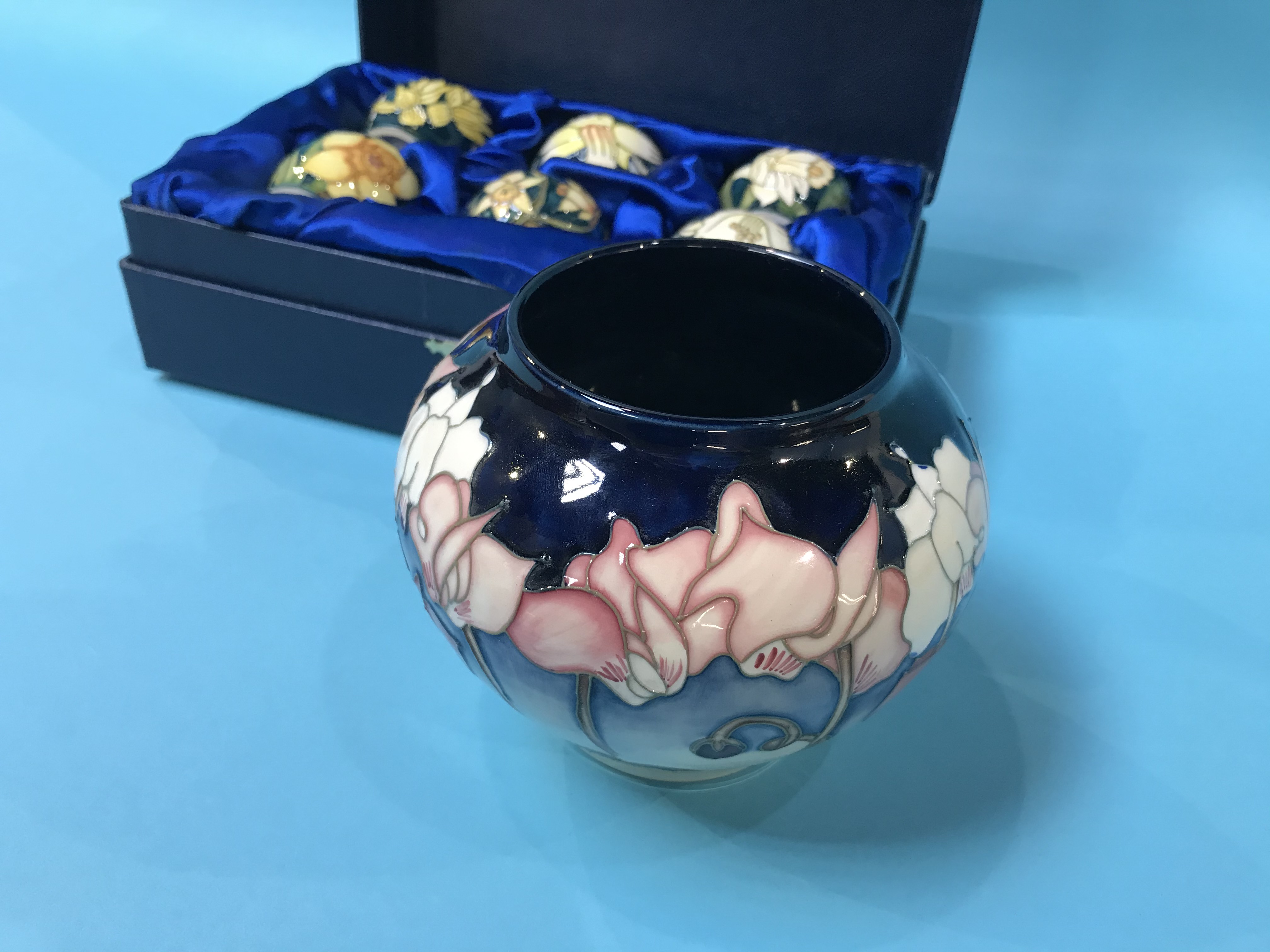 A small modern Moorcroft vase and a boxed set of six miniature Moorcroft vases - Image 4 of 5