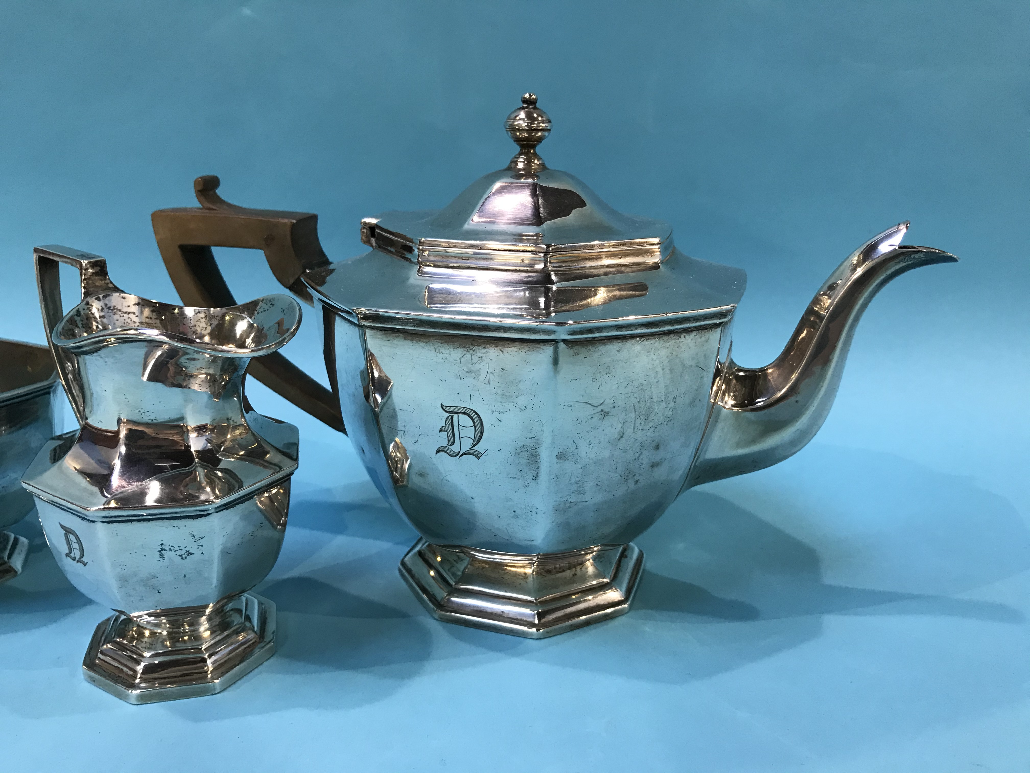 A silver three piece tea set, Thomas Bradbury and Sons, London, 1909, 28oz - Image 3 of 3