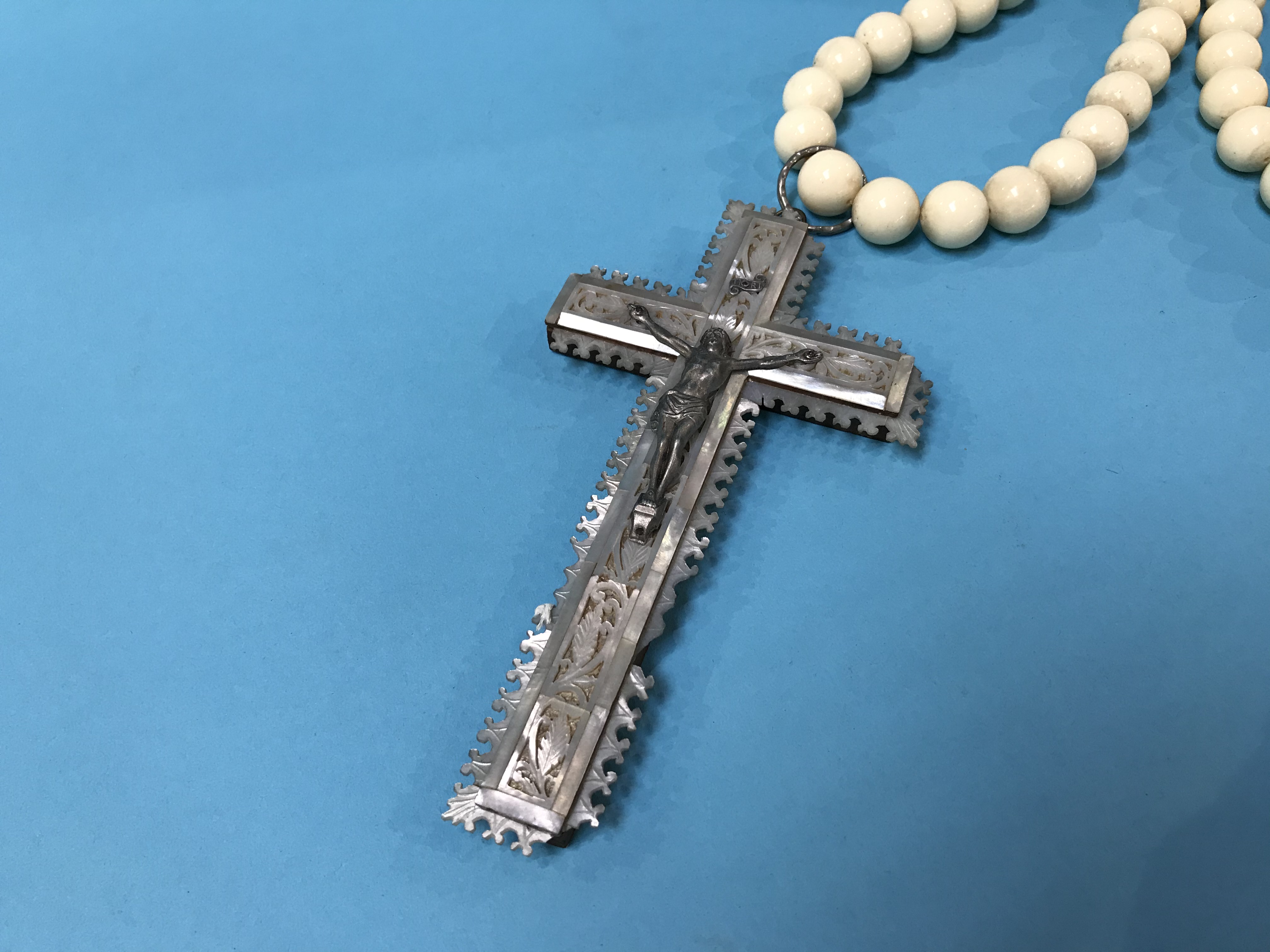 A carved mother of pearl crucifix and bead necklace - Image 2 of 3