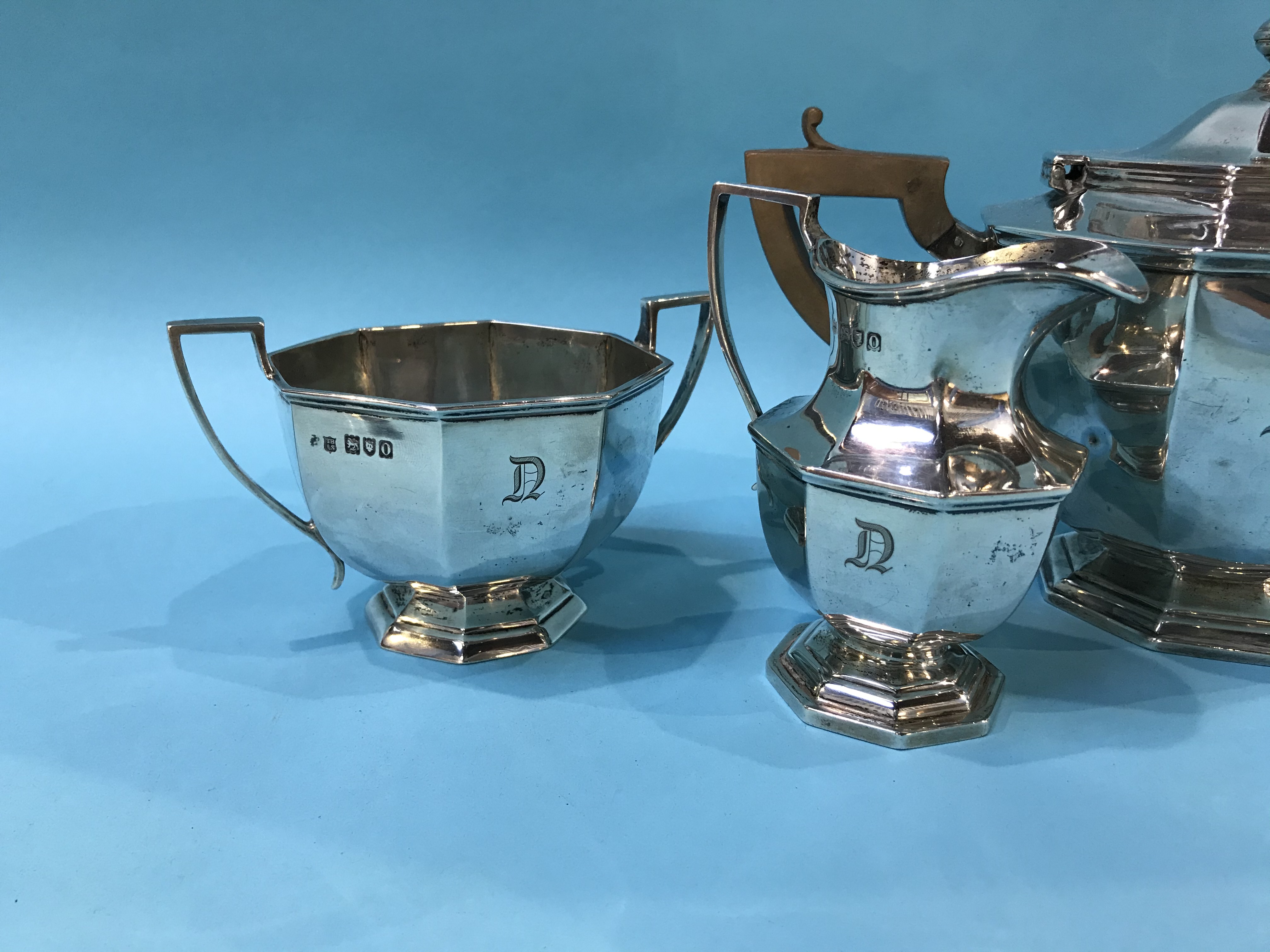 A silver three piece tea set, Thomas Bradbury and Sons, London, 1909, 28oz - Image 2 of 3