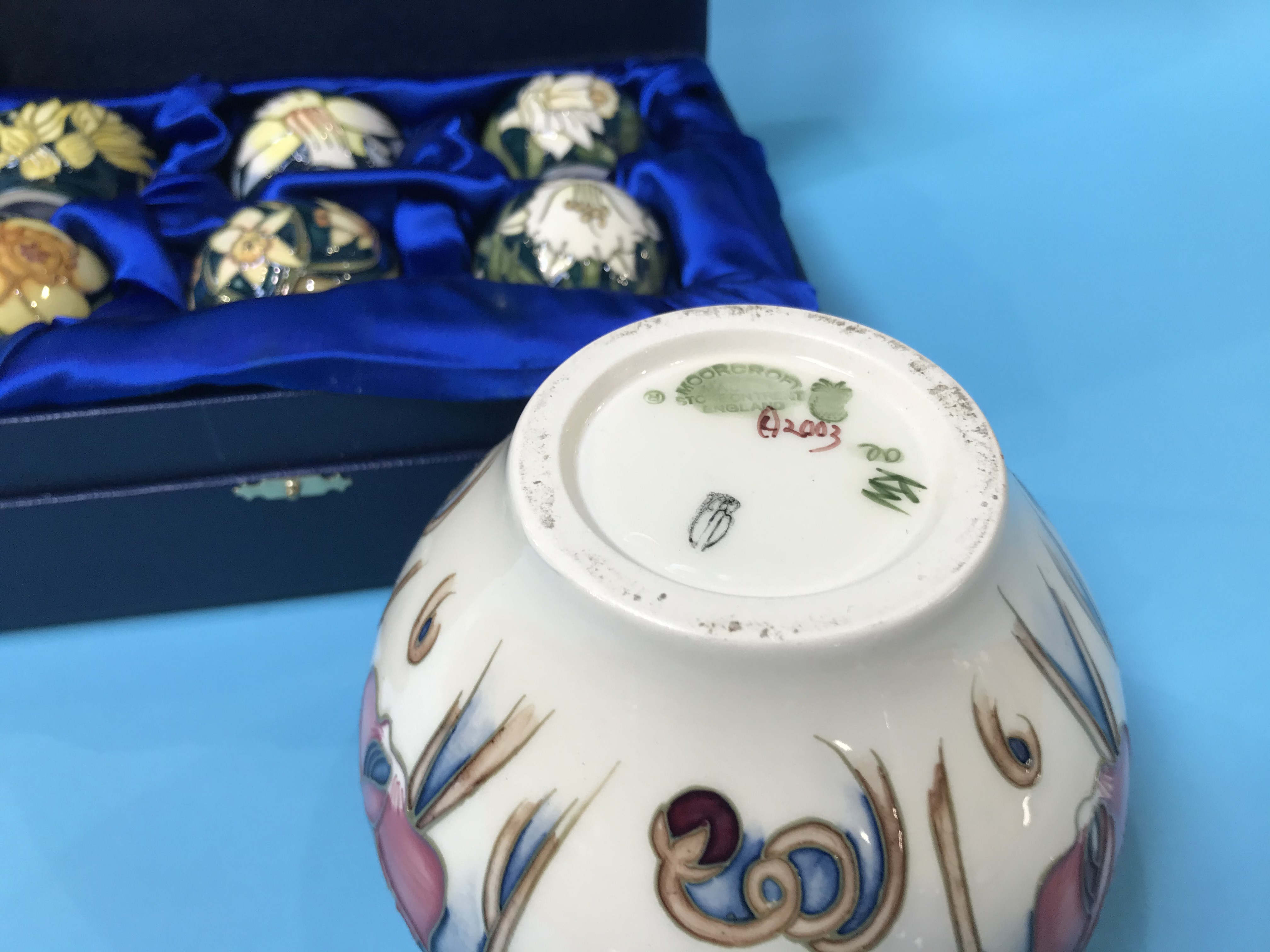 A small modern Moorcroft vase and a boxed set of six miniature Moorcroft vases - Image 5 of 5