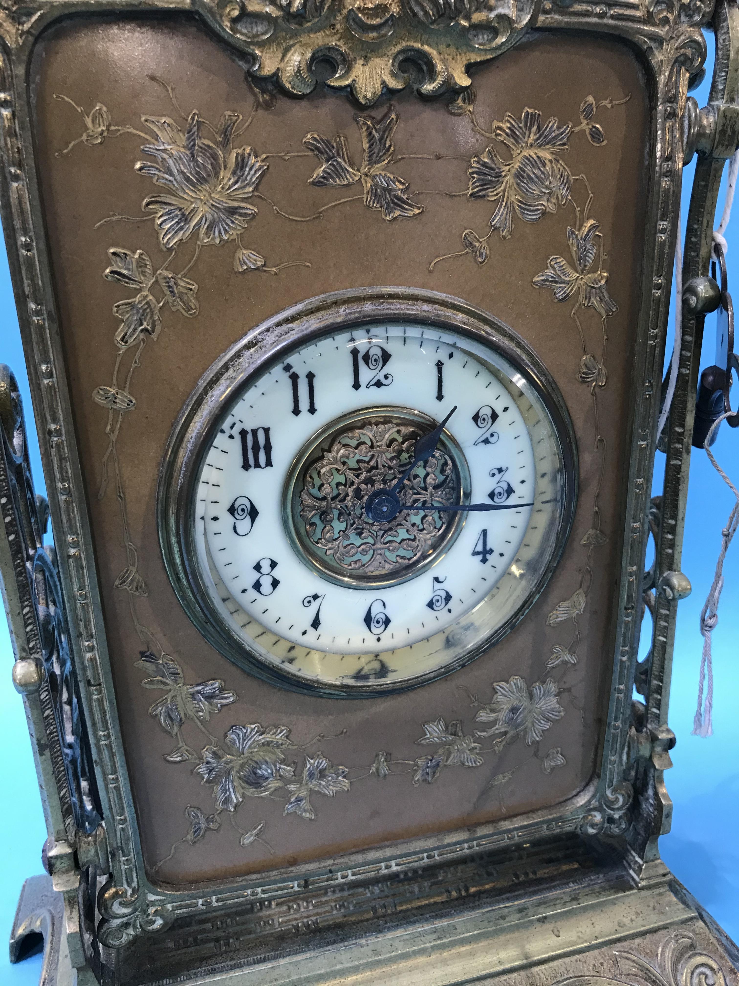 A Continental decorative brass mantle clock - Image 2 of 3