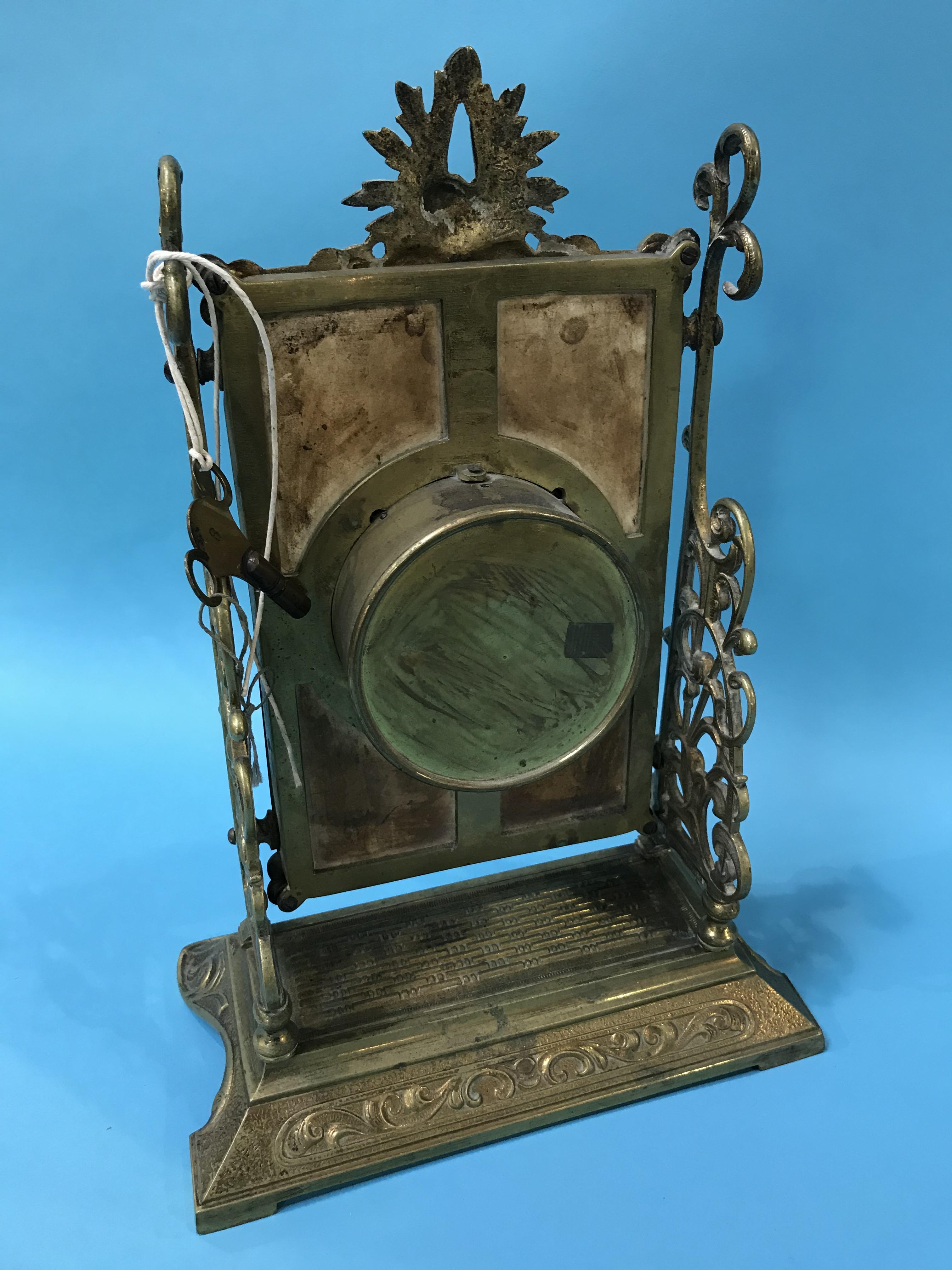 A Continental decorative brass mantle clock - Image 3 of 3