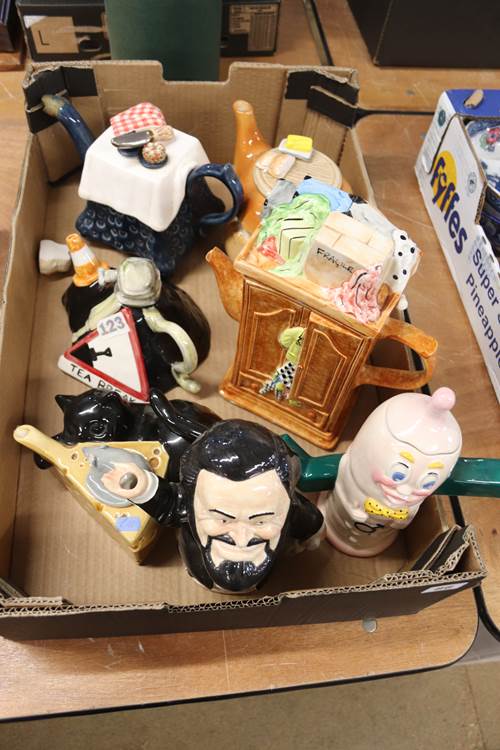 Collection of novelty teapots including Andy Titcomb, Swineside Cardew etc (7)