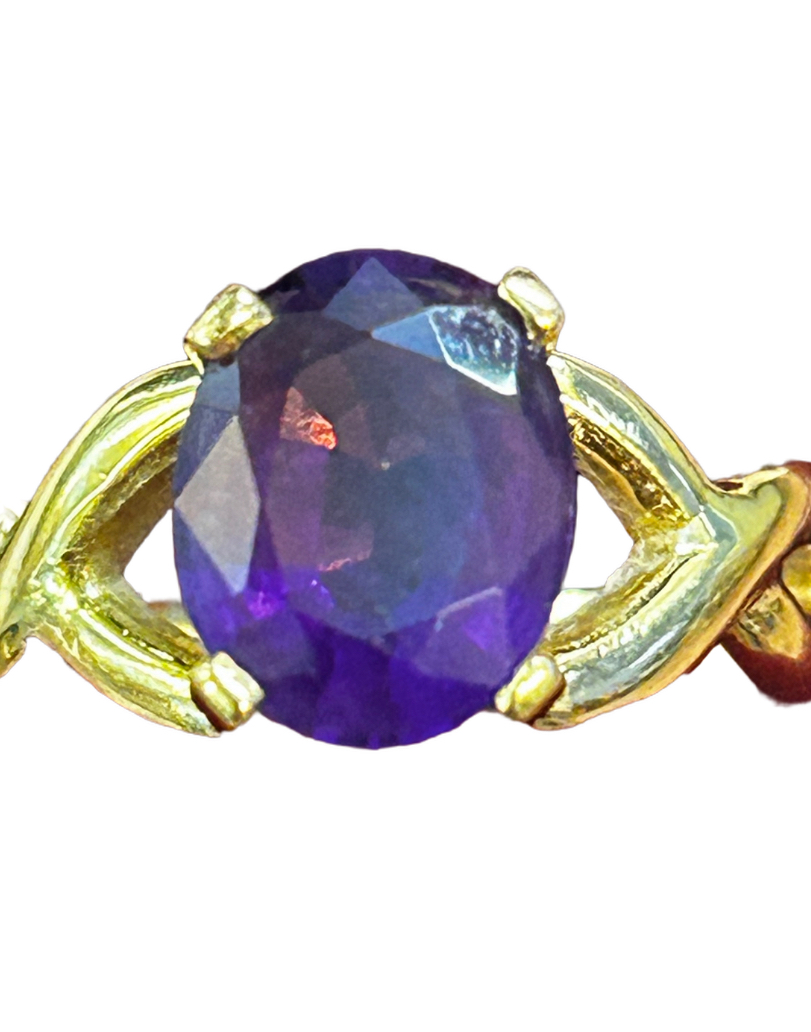 18ct gold ring set with large amethyst Weight 5.7g