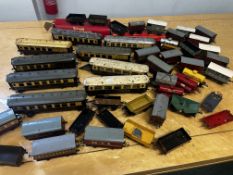 Collection of Hornby and Triang carriages and othe