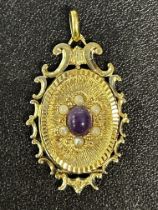 15ct Gold photo locket set with amethyst & seed pe