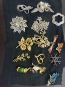 Collection of pin brooches to include art nouveau