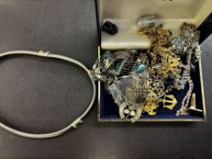 Collection of unsorted costume jewellery & jewelle