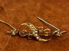 9ct Gold pin brooch with safety chain