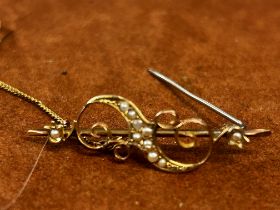 9ct Gold pin brooch with safety chain