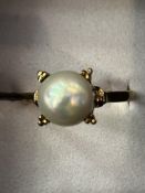 18ct Gold ring set with pearl Size M Weight 3.2g