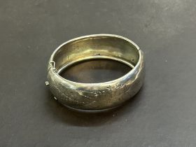 Silver bangle - bruised 34g