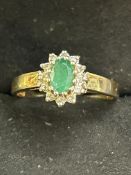 18ct Gold ring set with diamond & emerald 2.6g Siz