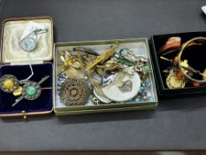 Collection of costume jewellery brooches & other c