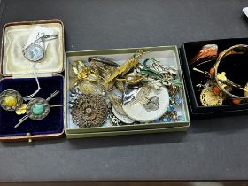 Collection of costume jewellery brooches & other c