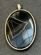 Large 9ct gold pendant set with agate Weight