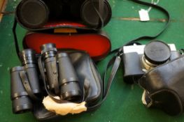 2x Pair of binoculars & Minolta vintage camera