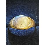 18ct Gold signet ring Weight 8g Size R