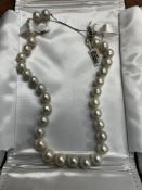 Pearl necklace with silver chain