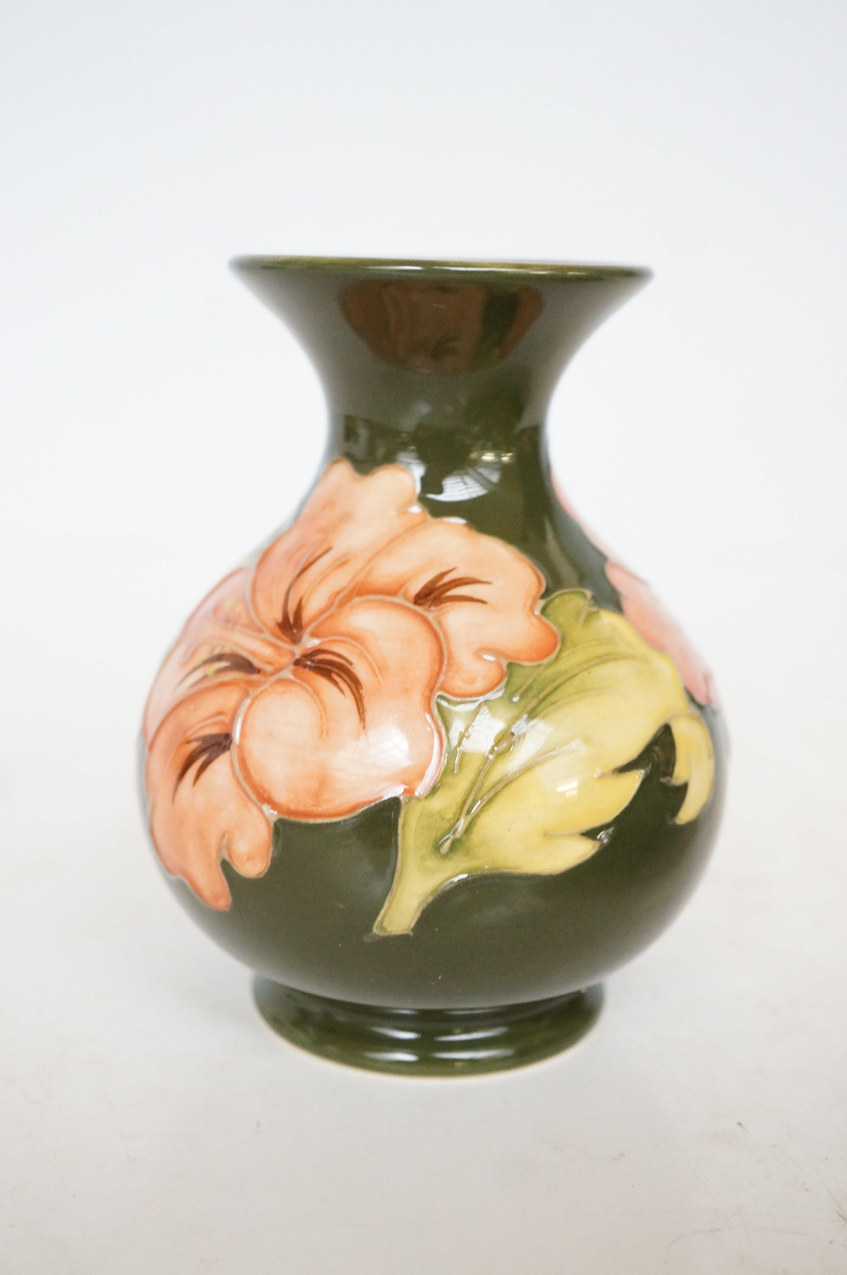 Moorcroft hibiscus pattern vase Height 14 cm