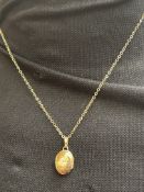 9ct Gold chain & photo pendant Weight 3g