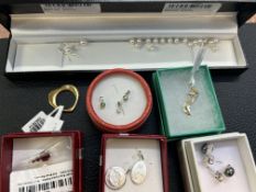 Collection of silver pendants, earrings & boxed si