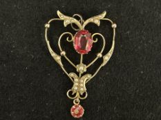 9ct Gold pendant set with 2 garnets & pearls 3.5g