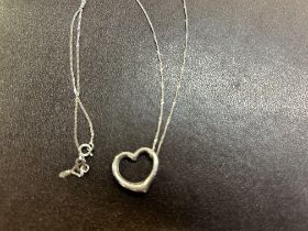 9ct White gold heart chain & pendant Weight 1.6g