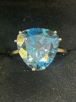 9ct gold ring set with large blue stones 4.4g Size