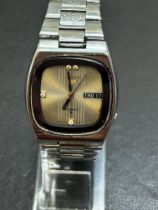 Retro Seiko 5 automatic day/date wristwatch