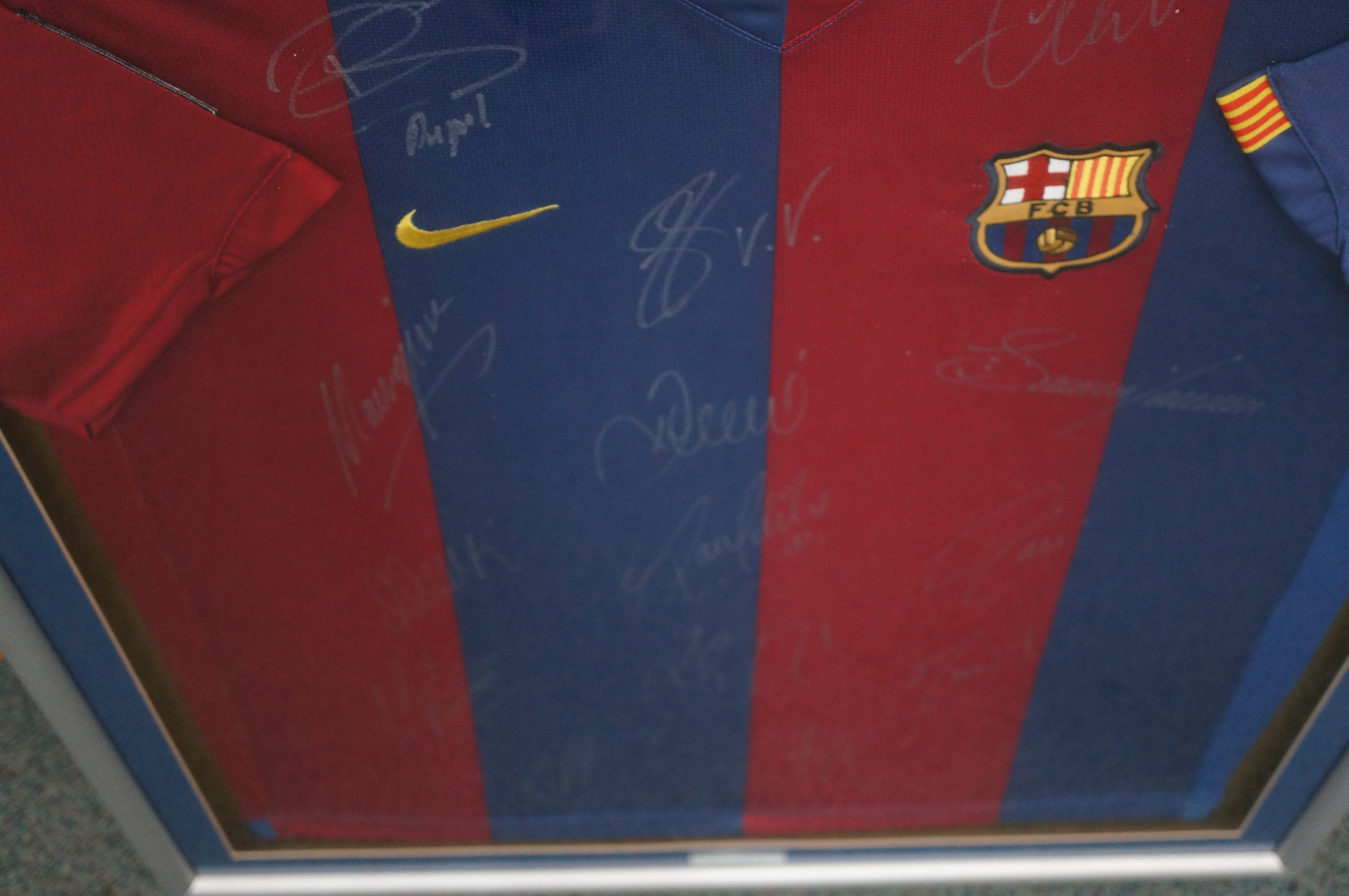 Barcelona FC 2006 squad sign football shirt framed - Bild 2 aus 2