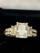 9ct Gold ring set with cz stones Size O 2.8g