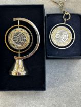 2 Pound coin desk spinner & 2 pound coin key ring