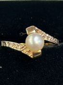 9ct Gold ring set wth single pearl Size O Weight 2