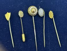 Yellow metal pin brooches Total weight 6.3g