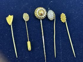 Yellow metal pin brooches Total weight 6.3g