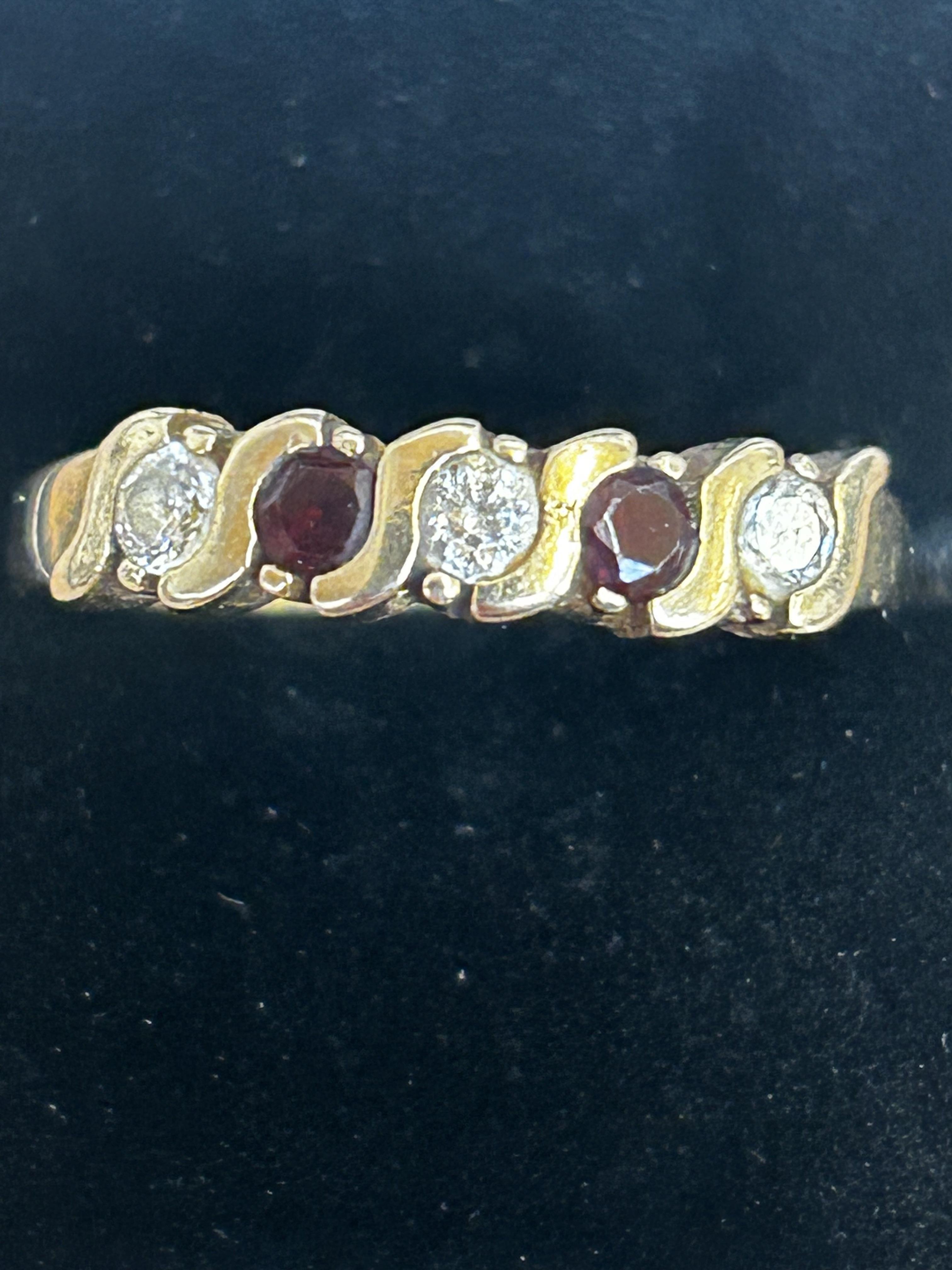 9ct Gold ring set with 2 garnets & 3 cz stones Siz