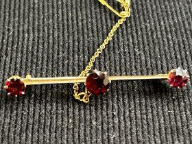 15ct gold pin brooch set with 3 garnets Weight 2.9