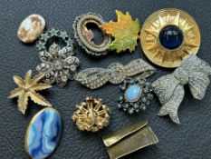 Bag of costume jewellery brooches