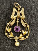 9ct Gold pendant set with amethyst & pearls Weight