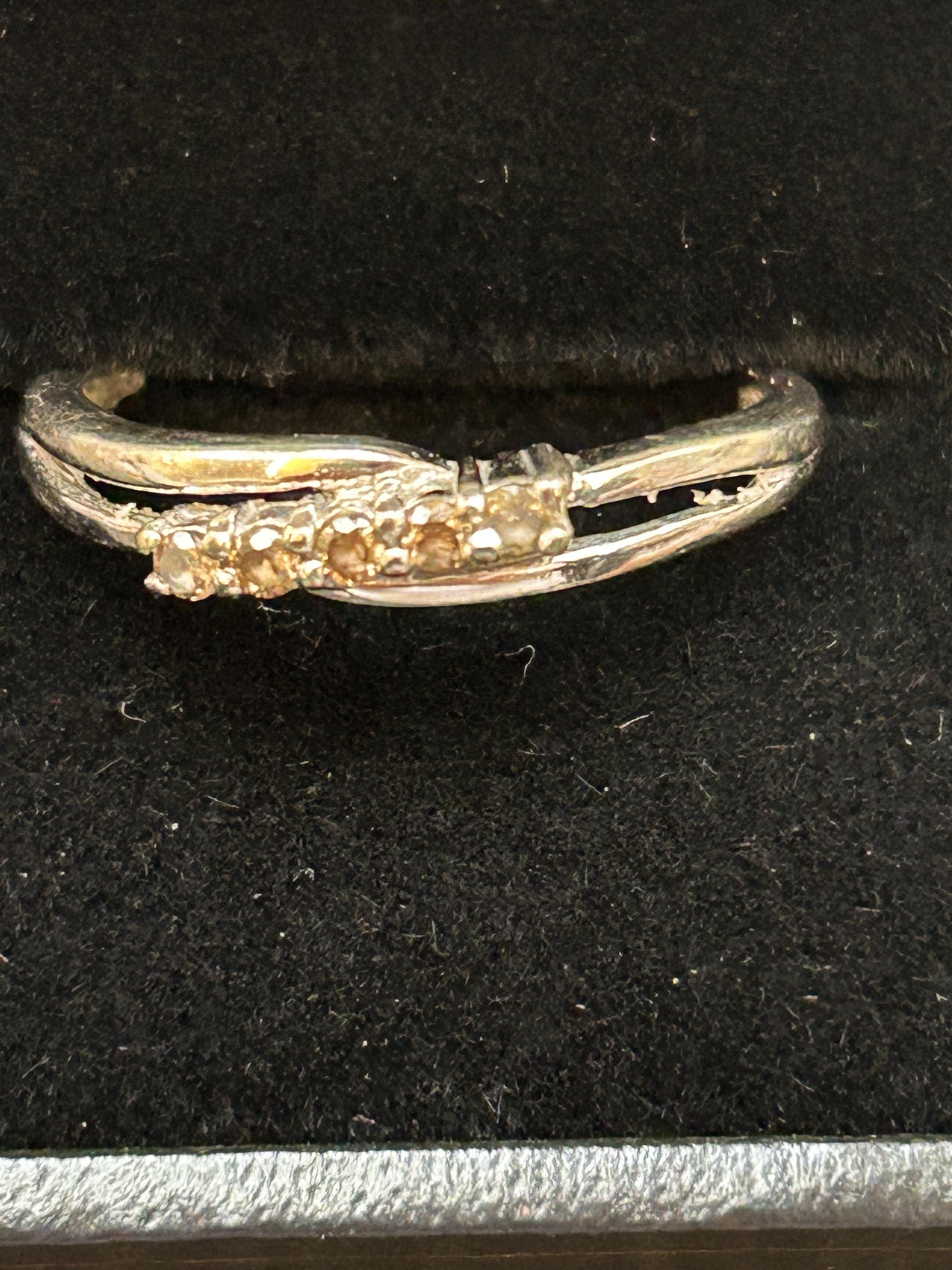 9ct White gold ring set with 5 smokey quartz stone